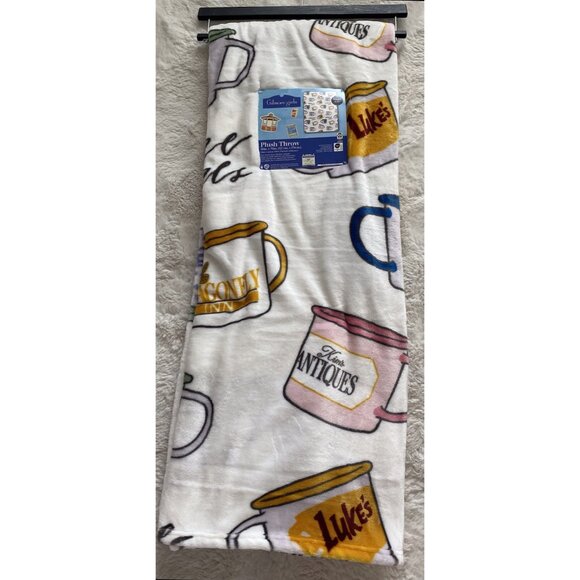Gilmore Girls Stars Hollow Town Luke's Dragonfly Inn 50”x70" Throw Blanket NEW - Picture 1 of 15
